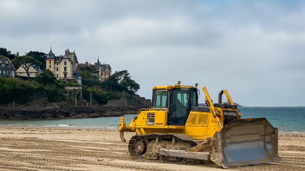 Nivellement des plages de Dinard (35) pour l'été.