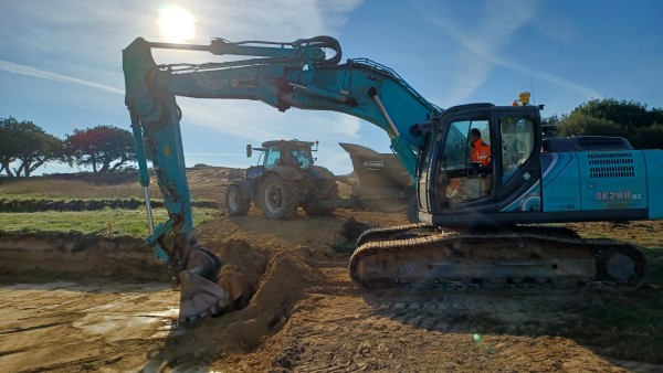 Des jeunes en quête d’apprentissage visitent le chantier du quartier de la Fontaine Margot à Brest (29)