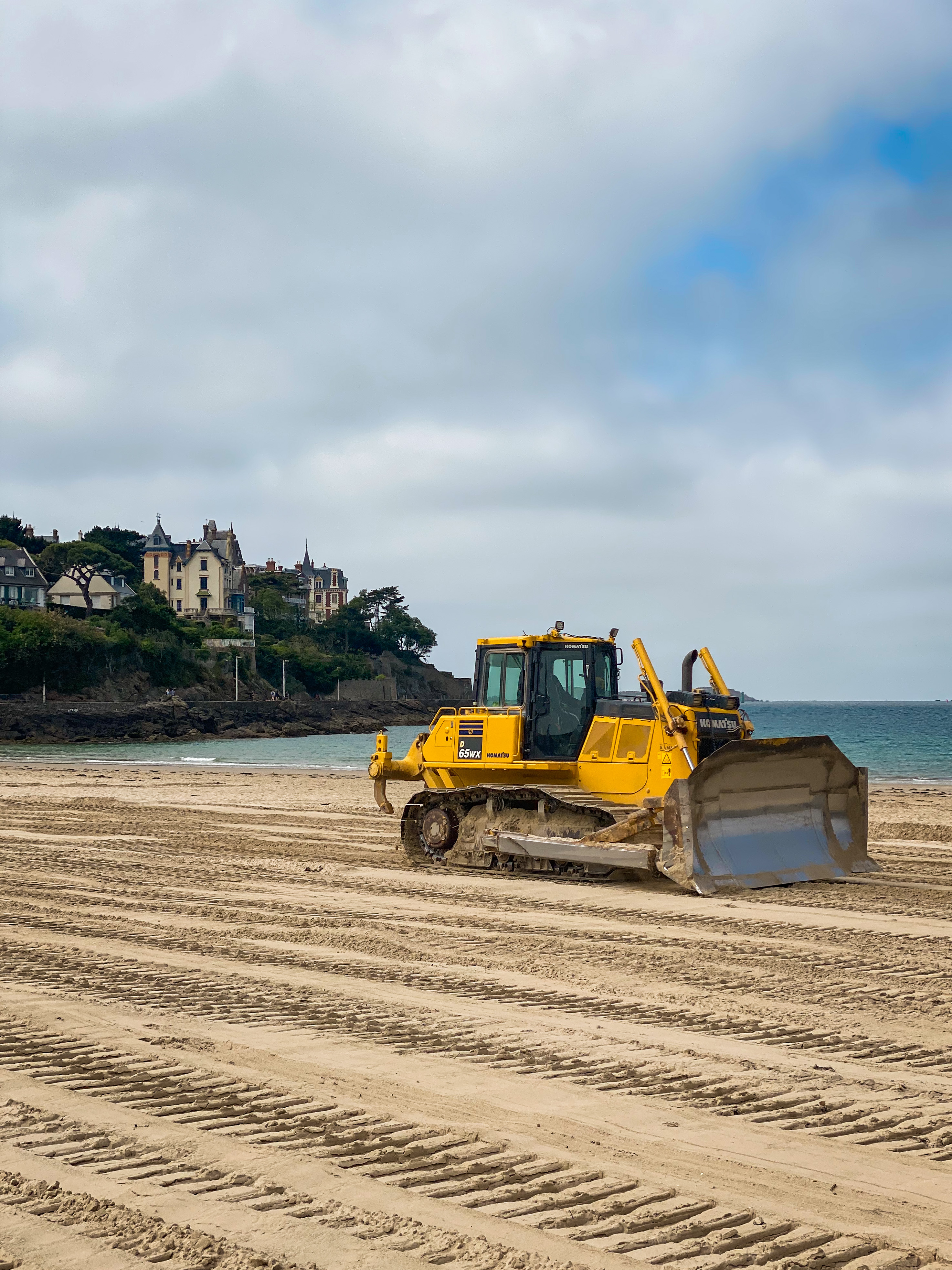 Nivellement des plages de Dinard (35) pour l'été.